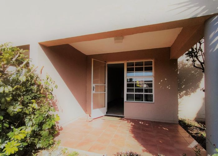 2-Bedroom Apartment in Allen's Nek To Rent with Pool, Security, and Parking.
