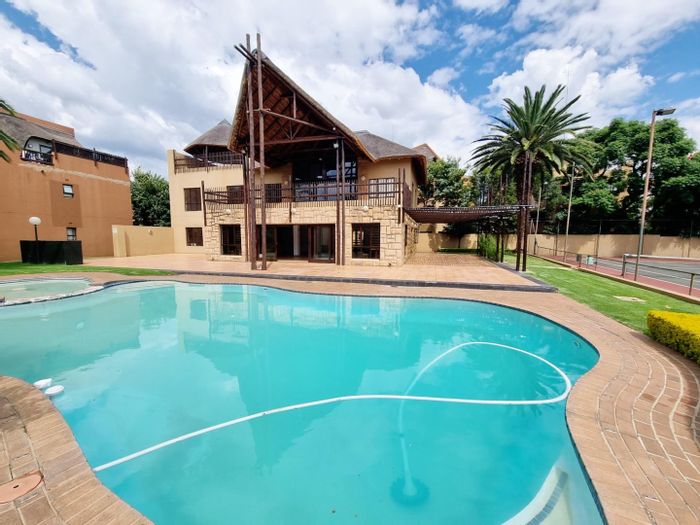 Modern Lonehill Apartment for Sale: Pool, Clubhouse, Rooftop Terrace & Security!