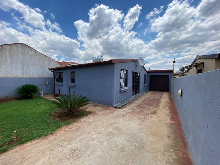 Roodekop House For Sale: 3 bedrooms, garage, close to schools and shopping.