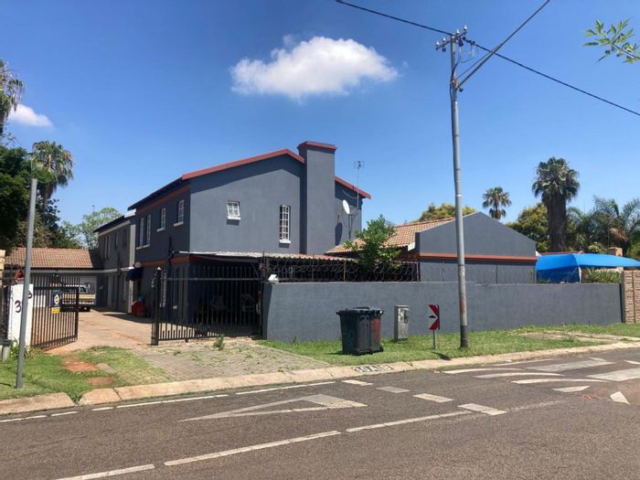 Kilner Park House For Sale: 3 Bedrooms, secure garden, double garage, close to amenities.