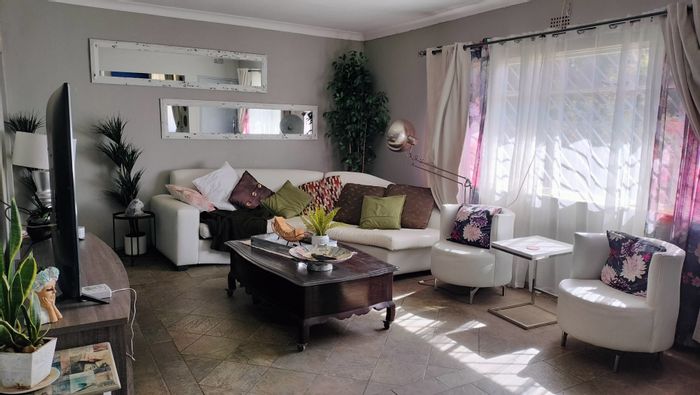 Witpoortjie House For Sale: 3 Bedrooms, Pool, Garages, Open-Plan Living.