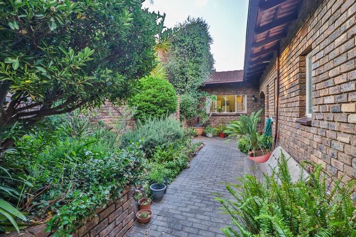 Fourways House For Sale: 3 Bedrooms, 3 Bathrooms, Spacious Lounge, Ample Parking.