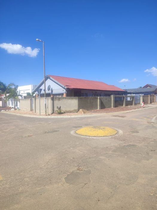 For Sale: House in Mamelodi West with open plan living, extra rooms, and carports.