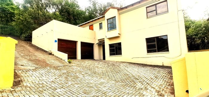 Townhouse for Sale in Nelspruit Ext 29: 3 beds, garage, fireplace, close to amenities.