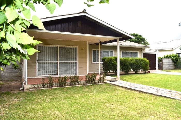 For Sale: 3-Bedroom House in Villiersdorp Central with spacious plot and garage.