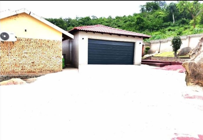 Modern 3-Bedroom House For Sale in Kamagugu, Close to Mpumalanga University!