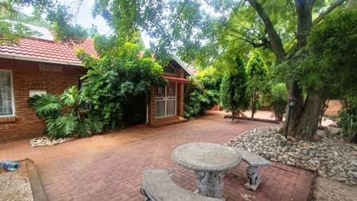 Celtisdal House For Sale: Pool, braai area, lapa, and ample parking.