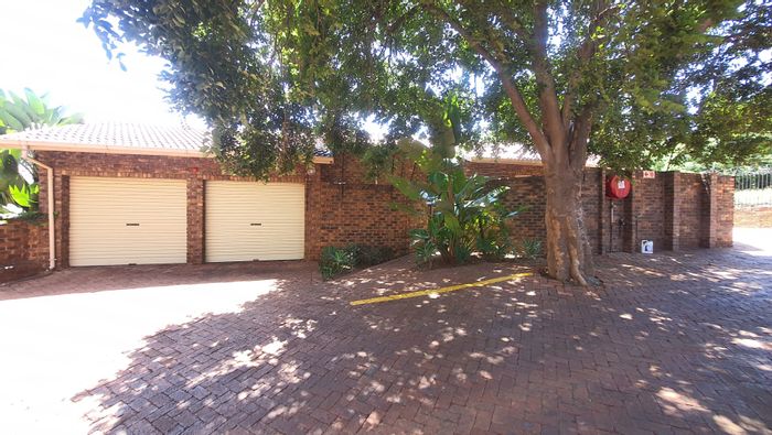 For Sale: Spacious 3-bedroom townhouse in Silverton with patio, lapa, and double garage.