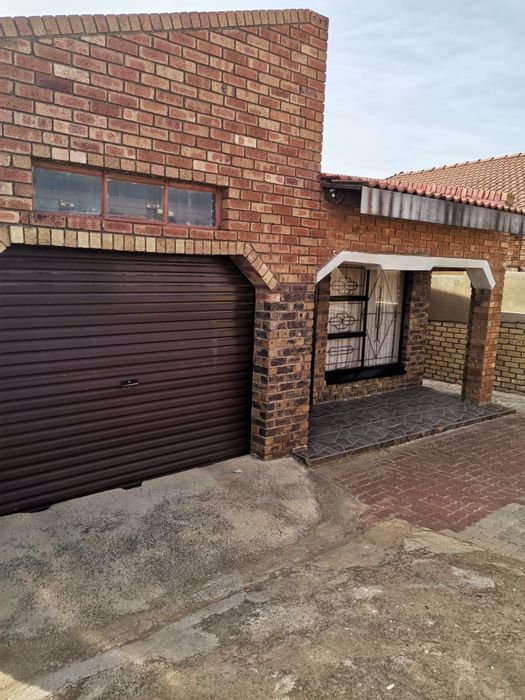 Property #ENT0265597, House for sale in Ivory Park