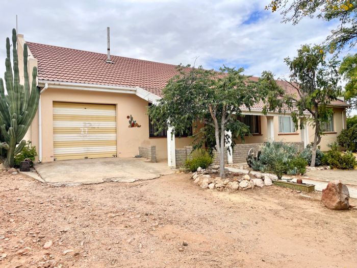 Calitzdorp Central House For Sale: Spacious 3 Bedrooms, Ideal for Families or Remote Work!