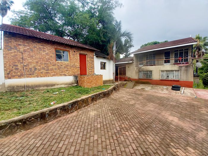 Versatile Numbi Park House for Sale: Ideal for BnB or Guest House!