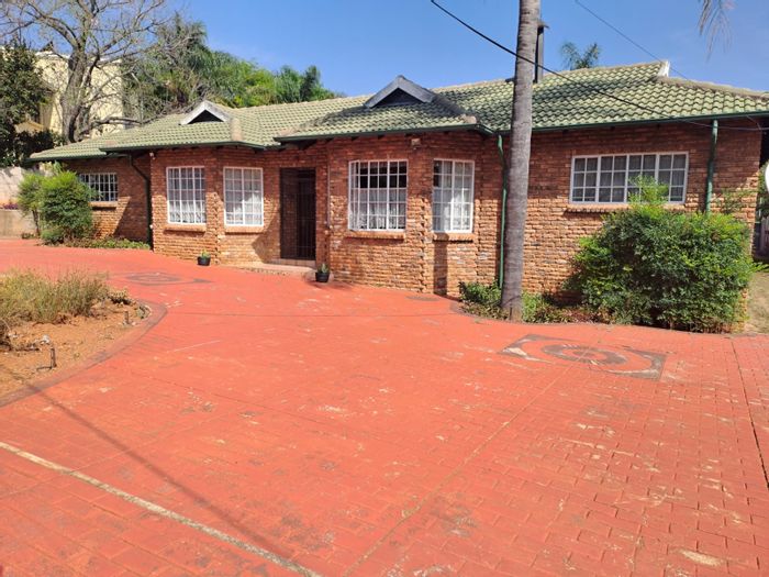 For Sale in Newlands: 9-Bed House with Heated Pool, Wine Cellar, and Solar Geysers