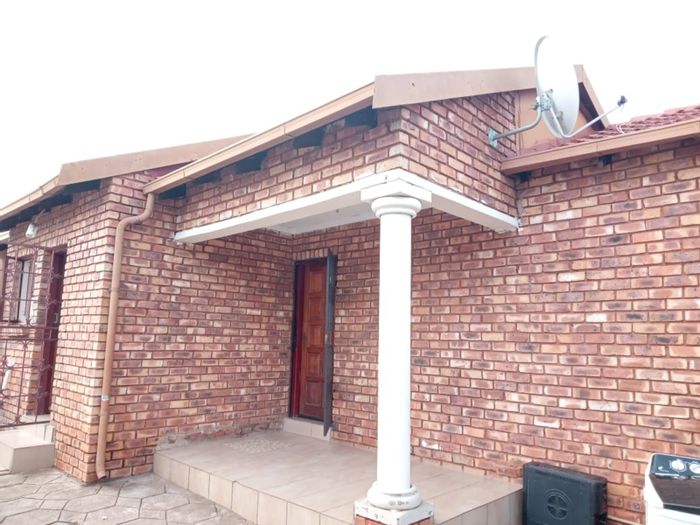House for Sale in Philip Nel Park: 3 Bedrooms, No Loadshedding, Pet Friendly.