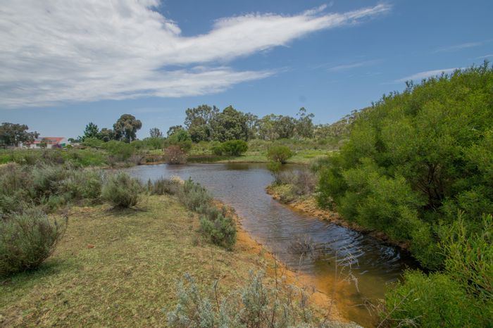 Water-rich 26ha farm for sale in Albertinia Central with multiple homes and amenities.