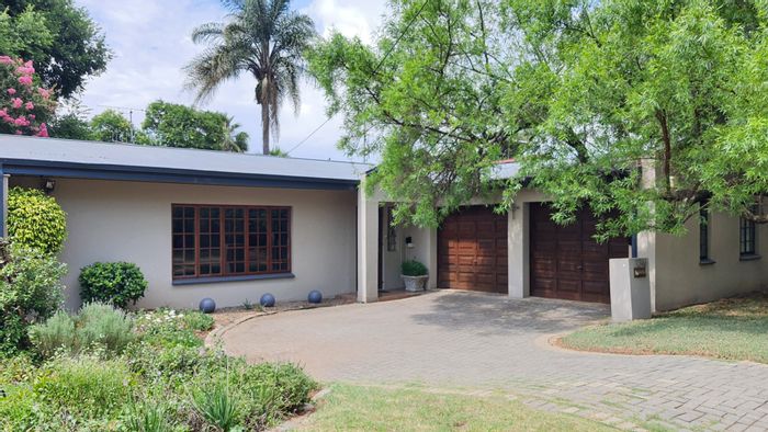 Queenswood House For Sale: Double garage, pool, study, potential flatlet, near schools.