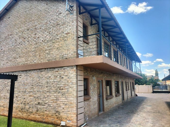 Die Bult Apartment For Sale: 2 Bedrooms, carport, communal pool, near NWU.