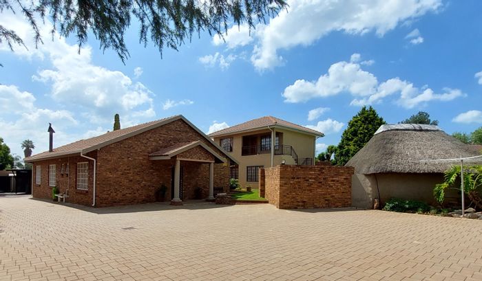 Zwartkop House for Sale: Guesthouse, Pool, Close to Centurion Mall & Gautrain.