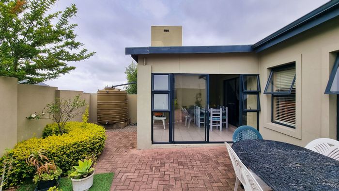 House for Sale in Blue Mountain Village: 3 bedrooms, security estate, indoor braai.