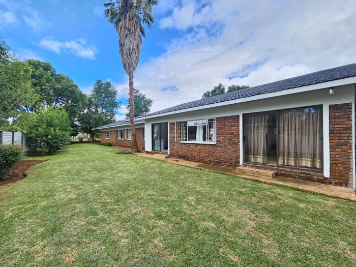 Lydenburg Central House For Sale: Spacious home, upgraded kitchen, expansive backyard, and security.