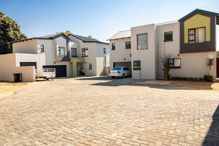 For Sale: House in Magalieskruin with 4 beds, pool, double garage.