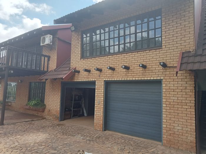 For Sale: House in Tweefontein AH with 5 beds, borehole, and flatlet.