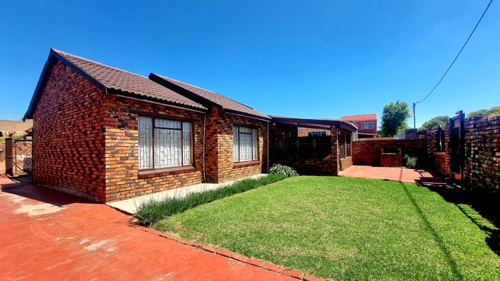 For Sale: House in Promosa with garden, braai area, and double carport.