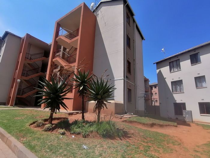 For Sale: Jabulani Apartment with 2 Bedrooms, Parking, and 24-Hour Security.