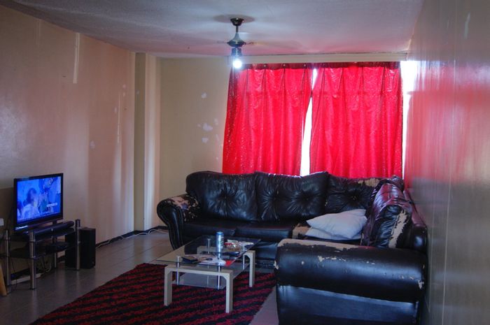 For Sale: 2-Bedroom Apartment in Kwaggasrand with security, braai area, and amenities.