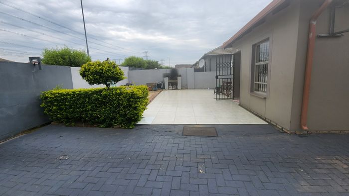 For Sale: House in Riverside View Ext 31 with spacious yard and ample storage.