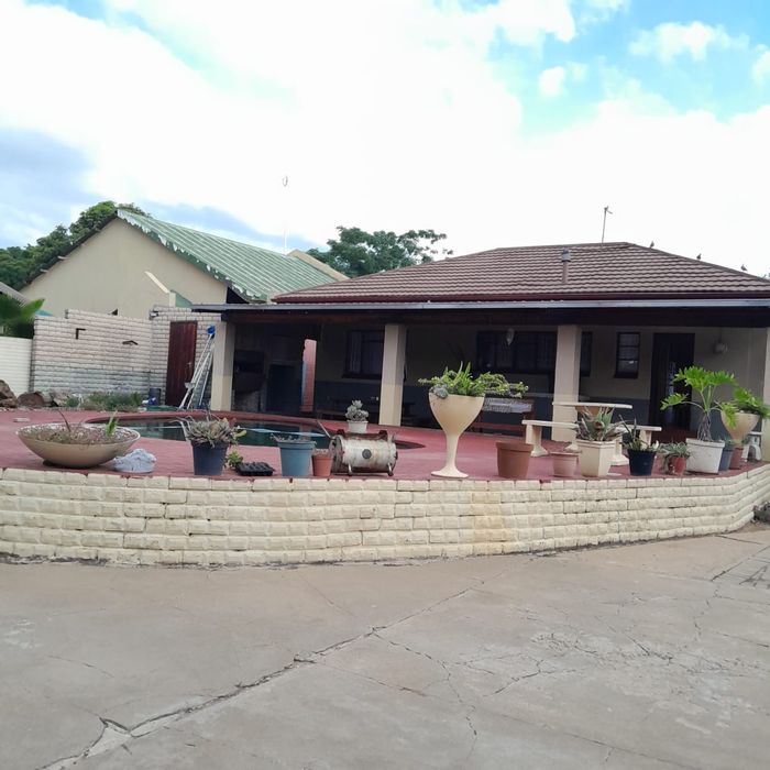 House for Sale in Polokwane Central: 4 Bedrooms, Pool, Bar, Large Yard.