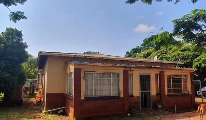 For Sale: House in Mookgopong Central with 2 flatlets, borehole, and garage.