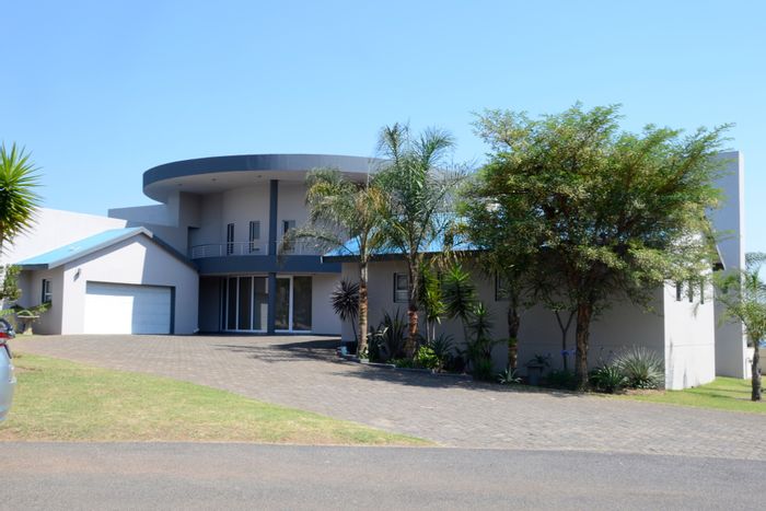 House for Sale in Bankenveld: 3 beds, pool, game reserve access, panoramic views.