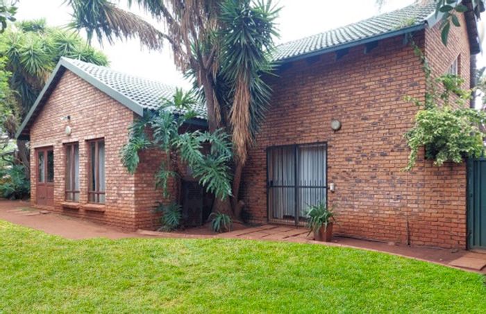 Zwartkop House For Sale: 4 bedrooms, heated pool, potential flatlet, double garage.