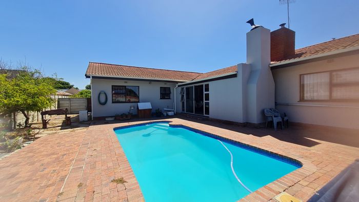 Amandelrug House For Sale: 4 bedrooms, pool, braai room, office, double garage.