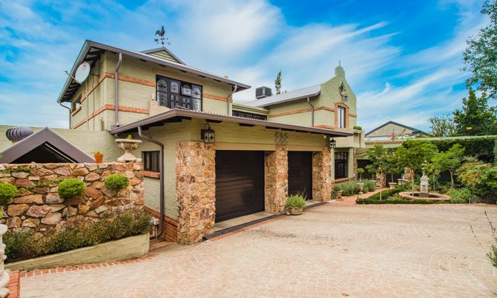 Rietondale House For Sale: 3 en suite bedrooms, entertainment area, solar power, security.