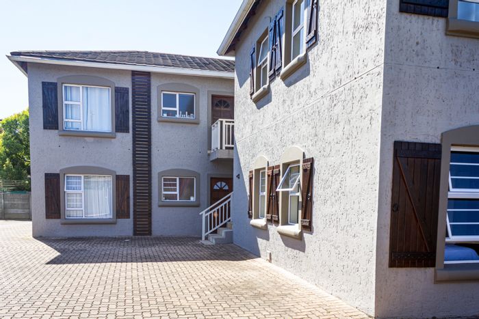 Bo Dorp Apartment For Sale: 10 Residences, secure complex, close to schools and amenities.