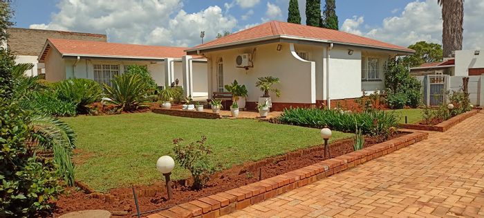 Ennerdale House For Sale: 3 beds, double garage, garden, security features included.