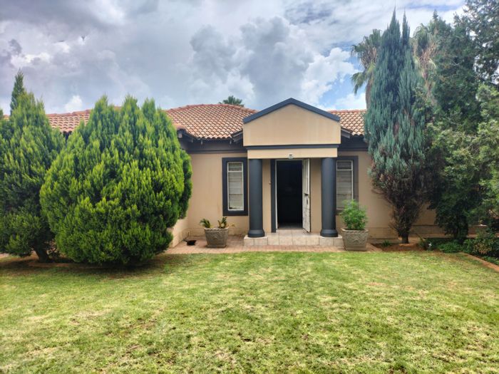 For Sale: 3 Bedroom Townhouse in Vaal Park with Pool and Garage.