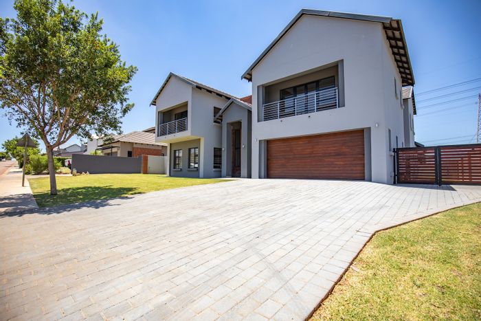 For Sale: House in The Hills Game Reserve Estate with pool, guest suite, and clubhouse.