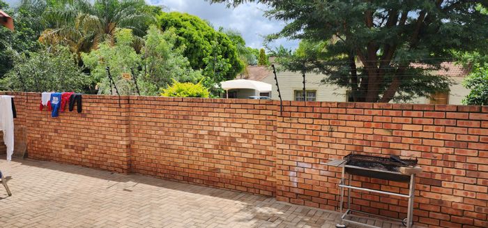 For Sale: Bendor Townhouse with 3 Bedrooms, Courtyard, and Water Tank.