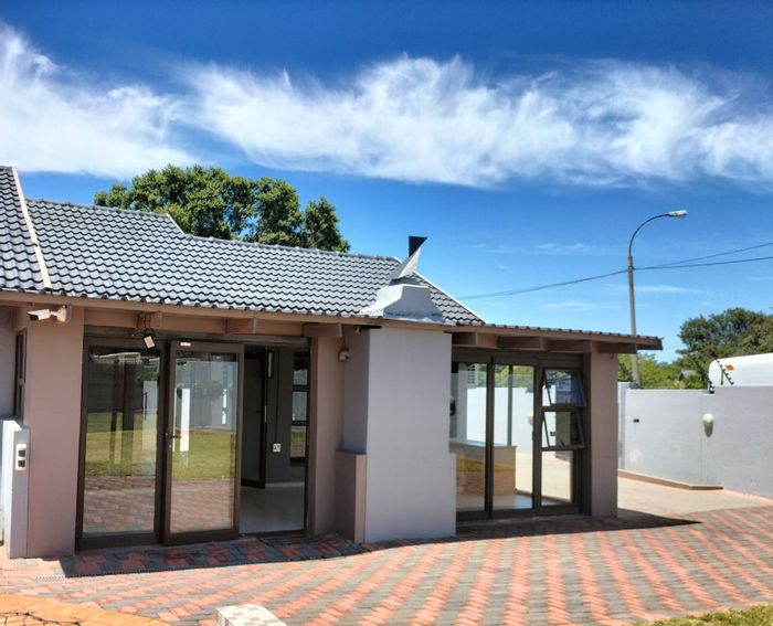 For Sale: 3-bedroom house in Witpoortjie with pool, garage, and security features.