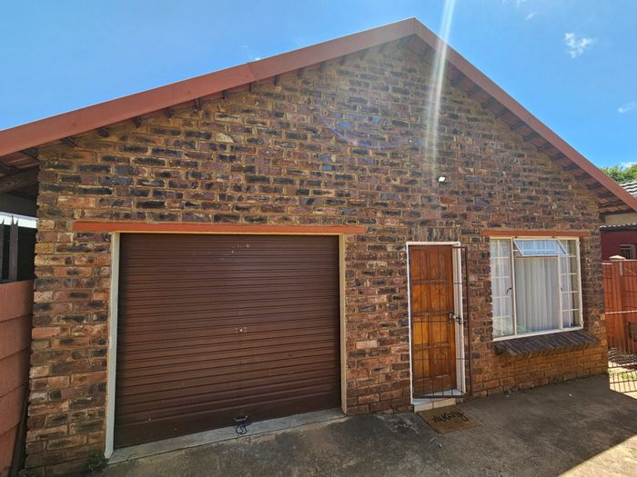 For Sale: Townhouse in Lydenburg Central with open-plan living, three bedrooms, and garage.