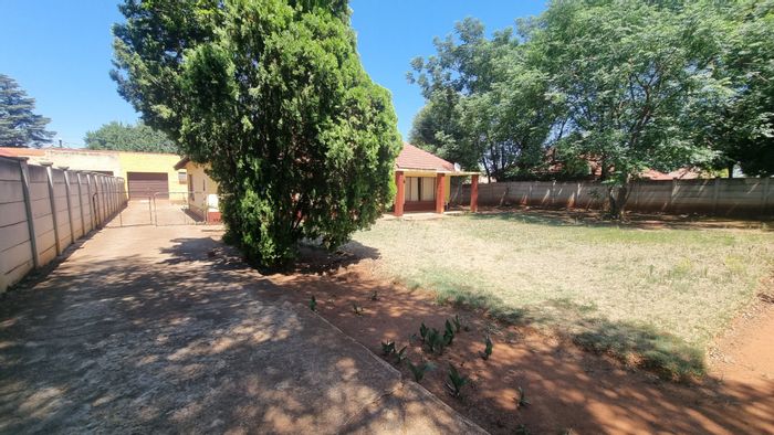 For Sale: House in Stilfontein Ext 2 with 3 bedrooms, garage, and outbuilding.