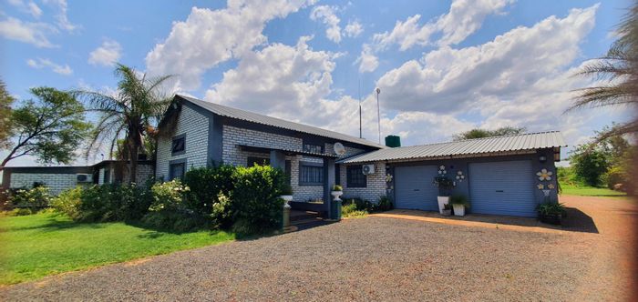 For Sale: Mookgopong Central Small Holding with 7 beds, borehole, and game fencing.