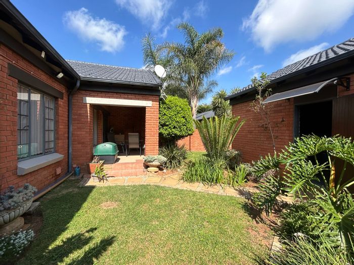 For Sale: Modern 2 Bed Townhouse in Mooikloof Ridge with Garden & Garage