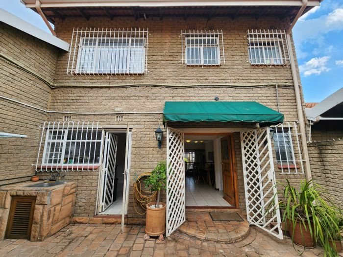Property #ENT0268240, Townhouse for sale in Bedford Park