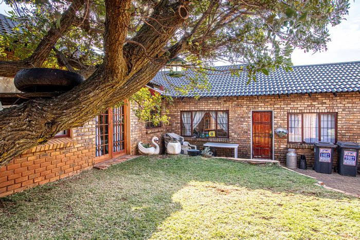 Charming 3-Bedroom Duet in Garsfontein – Move-In Ready with Spacious Study!