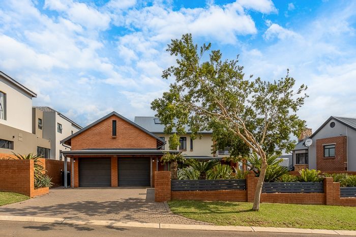 For Sale: House in The Hills Game Reserve Estate with 4 beds, boma, and clubhouse.
