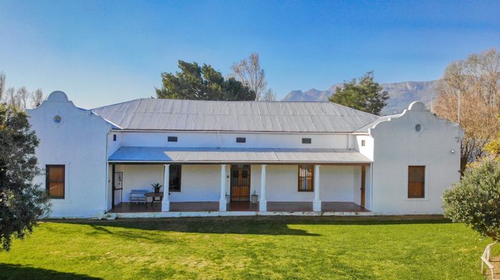 5-bedroom house on citrus farm in Paarl Rural, includes pool and garage.