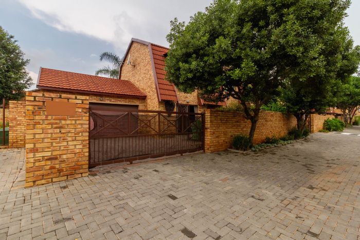Property #ENT0268369, Townhouse for sale in Ruimsig